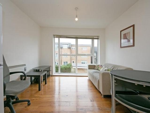 Park Road, Colliers Wood SW19, 3 bed flat to rent, £2,100 pcm | PrimeLocation