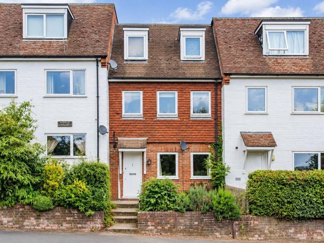 Park Road, Chesham HP5, 2 bed maisonette to rent, £1,550 pcm | PrimeLocation