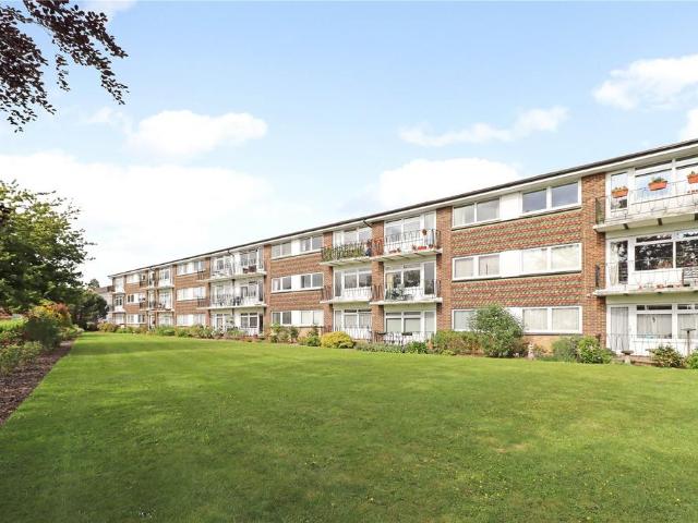 Park Road, Burgess Hill, West Sussex. 2 bed apartment to rent £1,450 pcm £335 pw