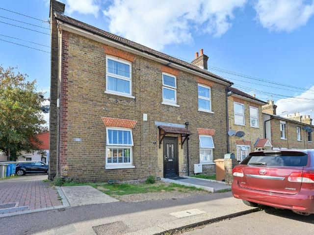 Park Road, Bushey WD23, 3 bed maisonette to rent, £1,900 pcm | PrimeLocation