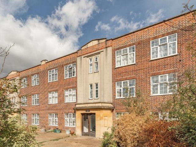 Park Road, East Twickenham TW1 2 bed flat to rent £2,495 pcm £576 pw