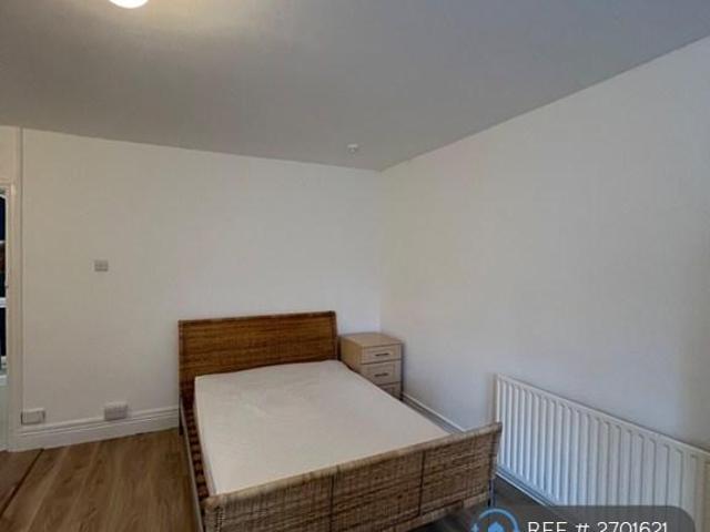 Park Road, Loughborough, LE11 Studio to rent £850 pcm £196 pw
