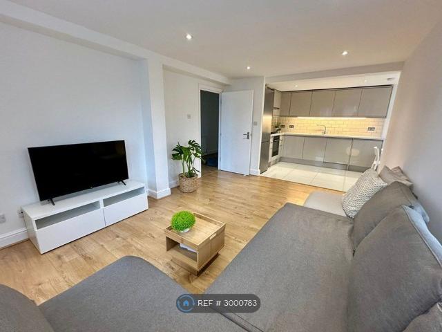 Park Road, London N14, 2 bed flat to rent, £2,200 pcm | PrimeLocation