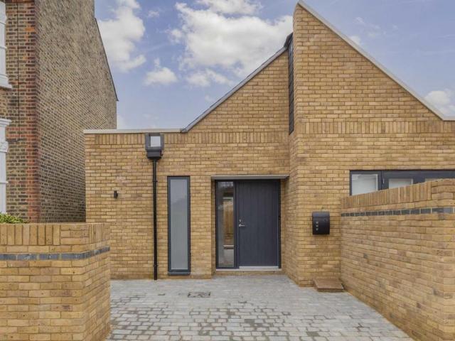 Park Road, London W7 2 bed detached house to rent £2,300 pcm £531 pw
