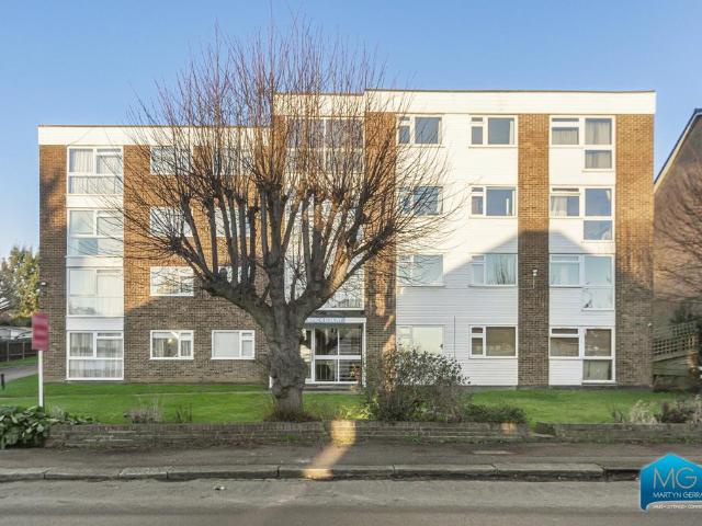 Park Road, New Barnet, Hertfordshire. 2 bed apartment to rent £2,000 pcm £462 pw