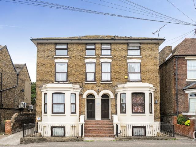 Park Road, Sittingbourne, Kent ME10, 2 bed flat to rent, £1,000 pcm | PrimeLocation