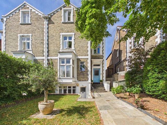 Park Road, Richmond TW10, 2 bed flat to rent, £2,250 pcm | PrimeLocation