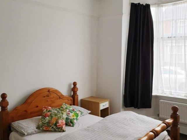 PARK ROAD WEST 6 bed house share to rent £2,970 pcm £685 pw