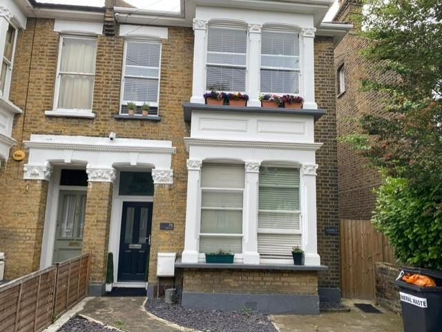 Park Road, Westcliff on Sea SS0 Studio to rent £850 pcm £196 pw