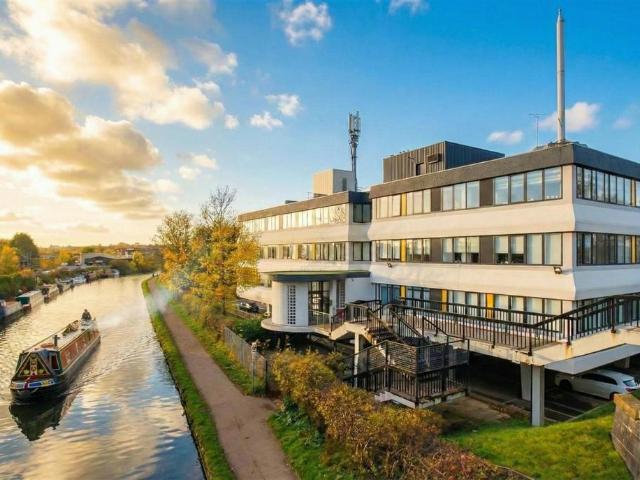 Park Road, Timperley 2 bed apartment to rent £1,325 pcm £306 pw