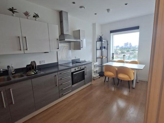 Park Royal, London NW10, 3 bed flat to rent, £3,000 pcm | PrimeLocation