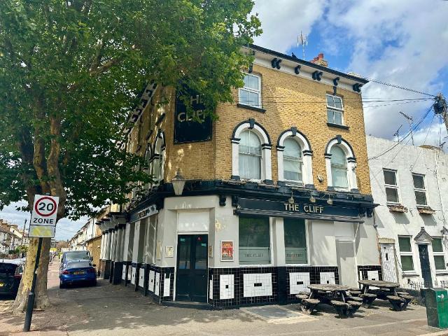 Park Street, Westcliff on Sea, Essex. 1 bed in a flat share to rent £650 pcm £150 pw
