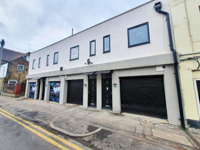 Park Street, Westcliff on Sea, Essex. 2 bed terraced house to rent £1,525 pcm £352 pw