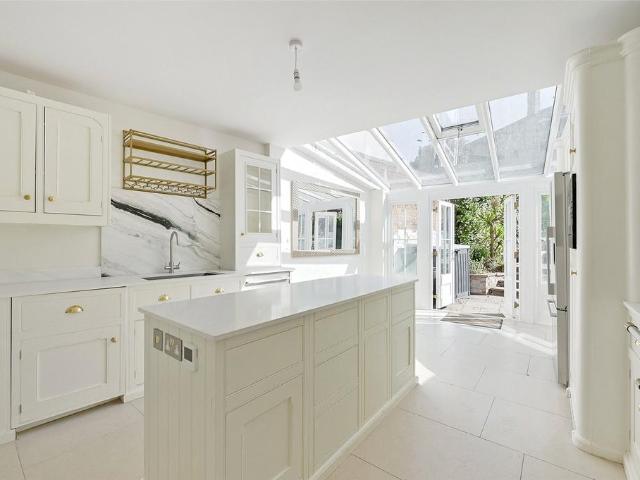 Park Street, Windsor, Berkshire, SL4 3 bed terraced house to rent £4,500 pcm £1,038 pw