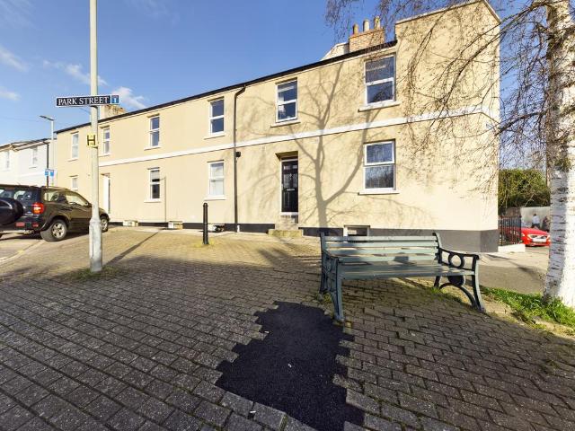 Park Street, Cheltenham. 2 bed flat to rent £1,250 pcm £288 pw