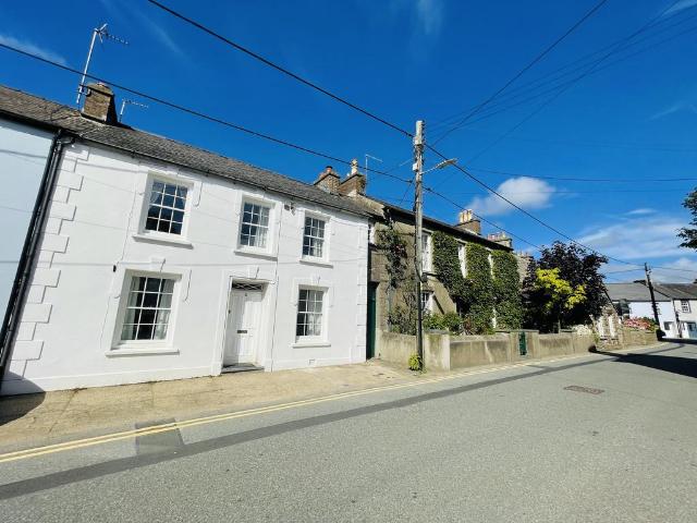 Park Street, Fishguard, SA65 3 bed house to rent £1,100 pcm £254 pw