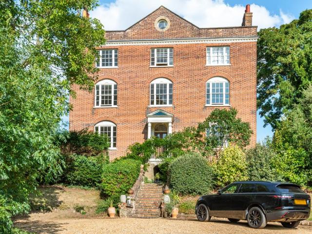 Park Street, Hatfield, AL9 3 bed flat to rent £2,500 pcm £577 pw
