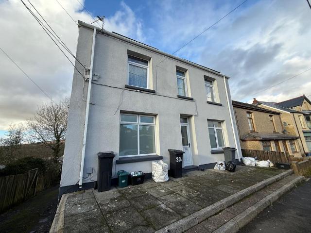 Park Street, Lower Brynamman SA18 2 bed flat to rent £595 pcm £137 pw