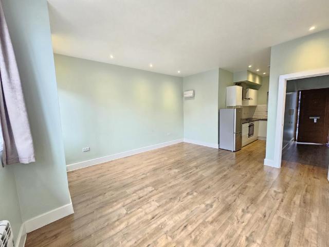 Park Street, Luton LU1 2 bed flat to rent £1,175 pcm £271 pw