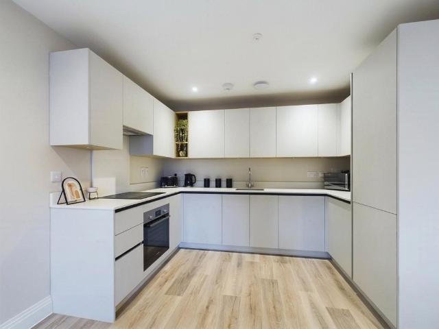 Park Street, Maidenhead, Berkshire, SL6 2 bed flat to rent £1,750 pcm £404 pw