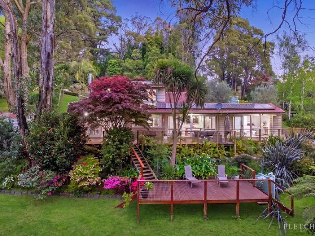 Park Side Home on Prized No Through Road