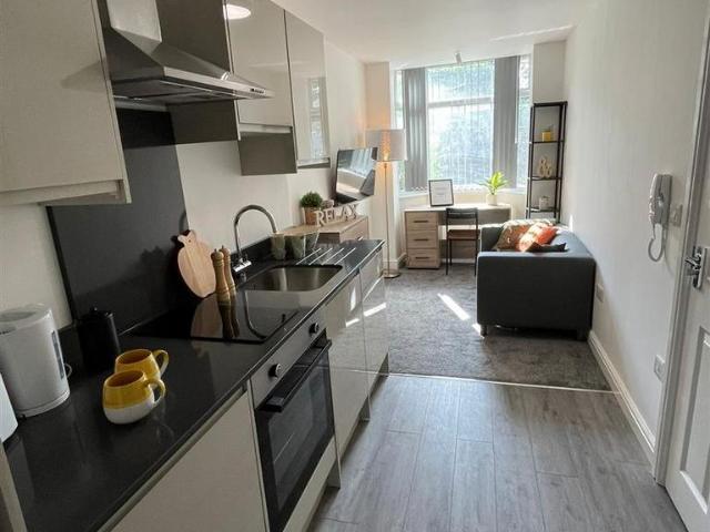 Park Square ground floor, Lancaster. 1 bed private hall to rent £910 pcm £210 pw