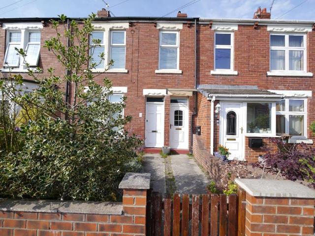 Park Terrace, Killingworth, Newcastle. 2 bed flat to rent £895 pcm £207 pw