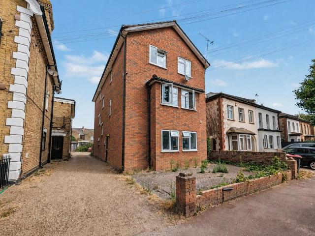 Park Terrace, Westcliff On Sea, Essex 2 bed flat to rent £1,150 pcm £265 pw