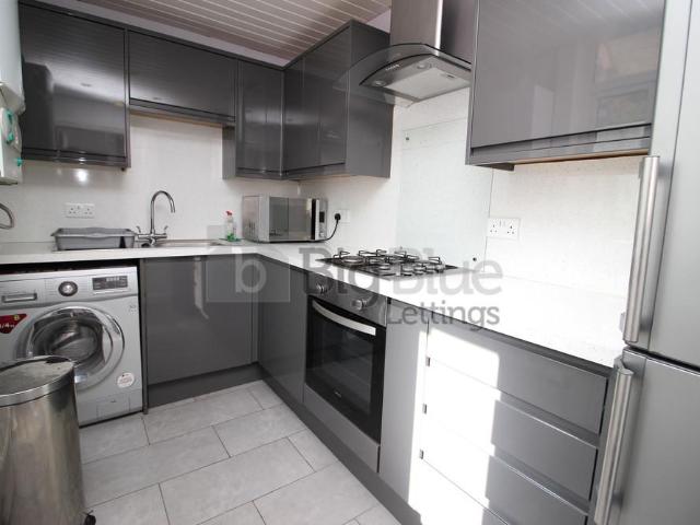 Park View Grove, Burley, Leeds LS4 3 bed terraced house to rent £1,937 pcm £447 pw