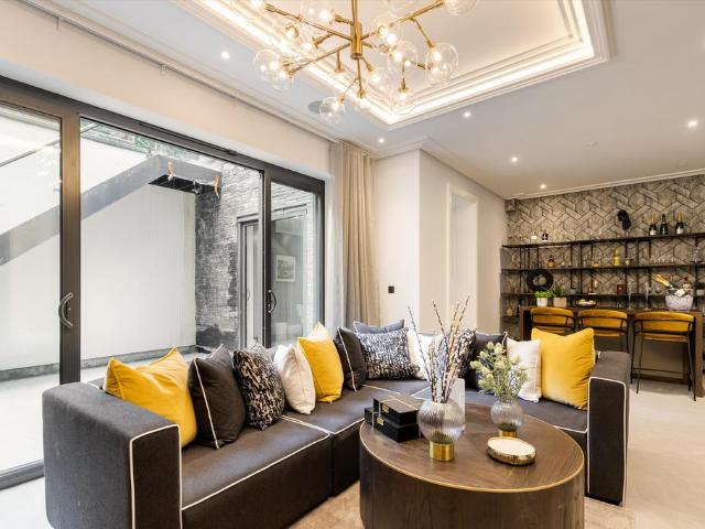 Park View, Parkside, London SW19. 6 bed detached house to rent £12,500 pcm £2,885 pw