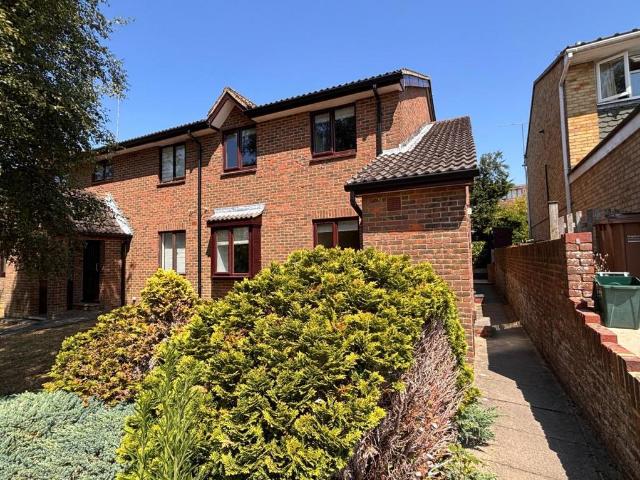 Park View Road, Salfords 2 bed apartment to rent £1,550 pcm £358 pw