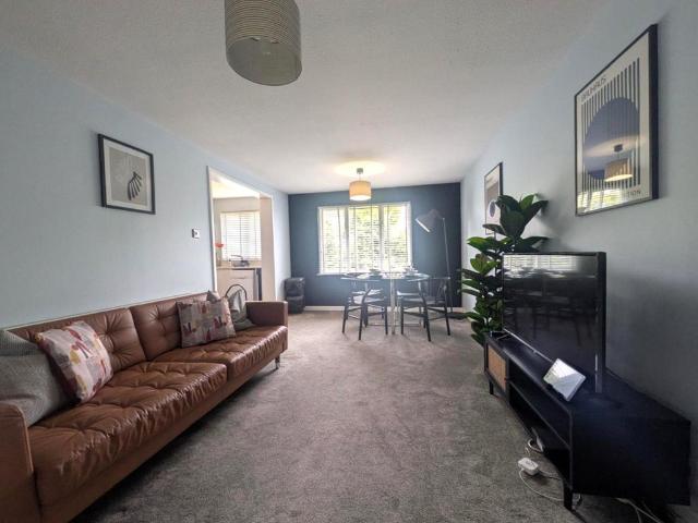 Park View Road, Salfords 2 bed apartment to rent £1,550 pcm £358 pw