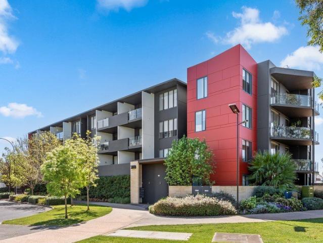 Park Views & Top Floor Freedom in the Heart of St Clair
