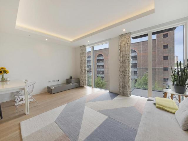 Park Vista Tower, 21 Wapping Lane, E1W 2 bed apartment to rent £3,350 pcm £773 pw