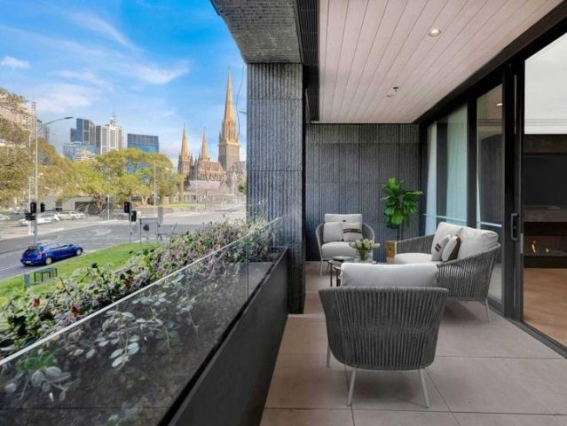Park vistas, prestige and refined living on the city's edge