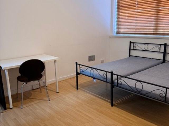 Parkgate Road, London SW11, 3 bed flat to rent, £2,800 pcm | PrimeLocation