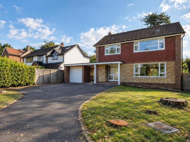 PARKERS HILL, ASHTEAD, KT21 4 bed detached house to rent £3,200 pcm £738 pw
