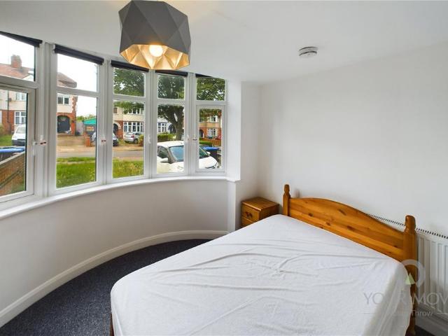 Parkfield Avenue, Northampton NN4 1 bed in a house share to rent £595 pcm £137 pw