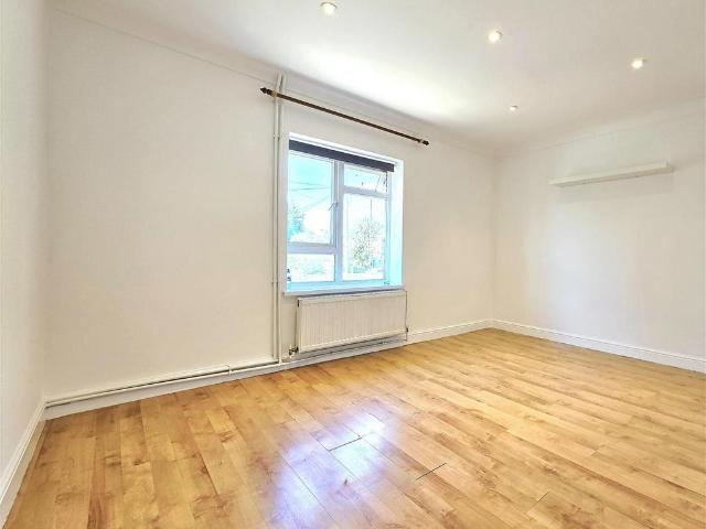 Parkfield Drive, Northolt 2 bed maisonette to rent £1,795 pcm £414 pw