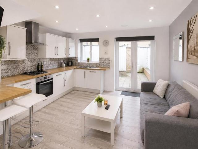 Parkfield Place, Cardiff CF14 6 bed house to rent £2,970 pcm £685 pw