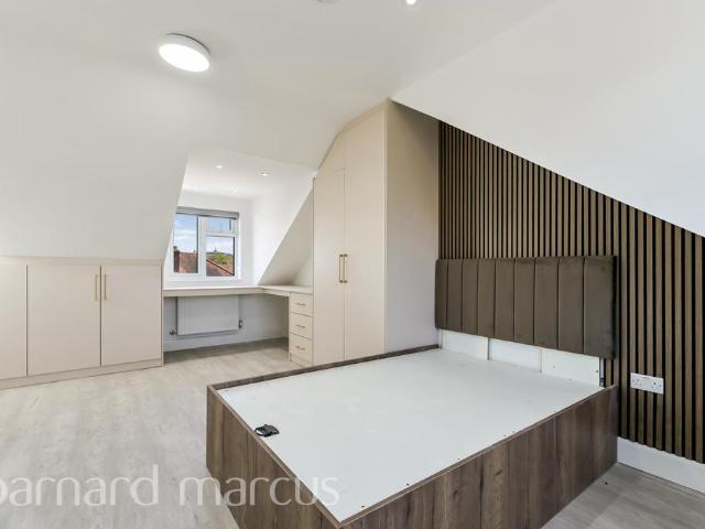 Parkfield Road, FELTHAM 2 bed flat to rent £2,200 pcm £508 pw