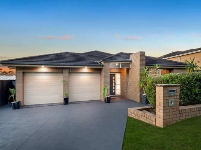 Parkfront Family Living on Rare 700 sqm Land, Potential for Pool or Granny Flat STCA
