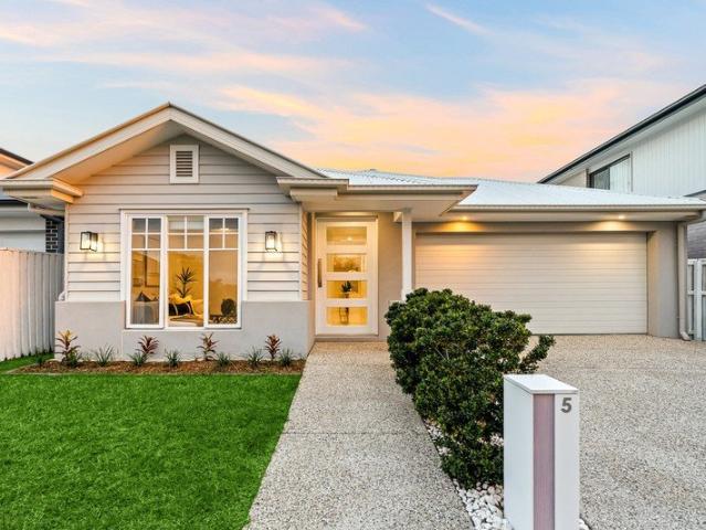 Parkfront Hampton Family Living in the Prestigious Stockland Estate
