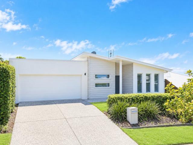 PERFECT FAMILY HOME! LOW MAINTENANCE WITH SWIMMING POOL DON'T MISS THIS OPPORTUNITY!