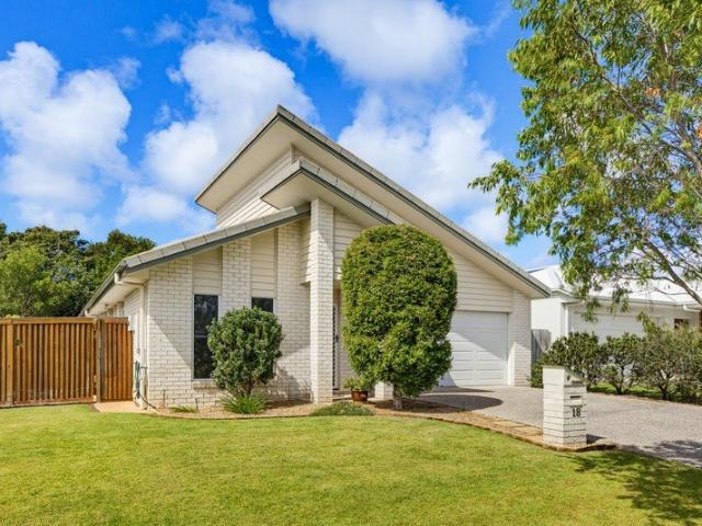 PARKLAKES LIVING | WELL MAINTAINED FAMILY HOME WITH SIDE ACCESS & BUSH BACKDROP!