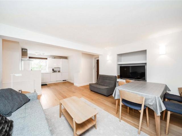 Parkland Court, London W14 2 bed flat to rent £3,800 pcm £877 pw