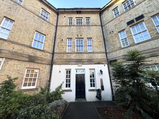 Parklands Manor, Tuke Grove, Wakefield WF1, 2 bed flat to rent, £895 pcm | PrimeLocation