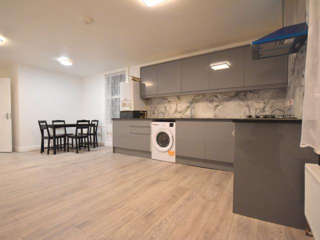 Parklands Road, London SW16, 3 bed flat to rent, £2,600 pcm | PrimeLocation