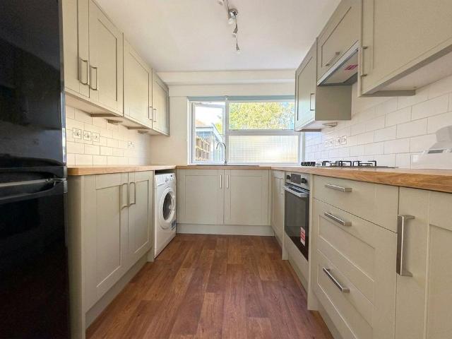 Parkleys, Richmond, TW10 2 bed apartment to rent £2,395 pcm £553 pw