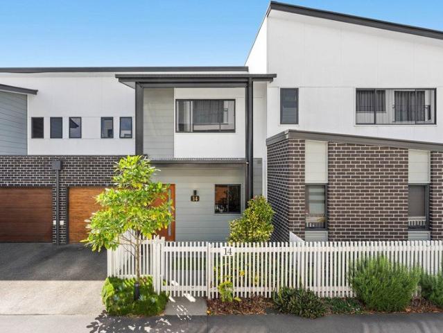 Parkside Townhouse Living Steps from School and Plaza
